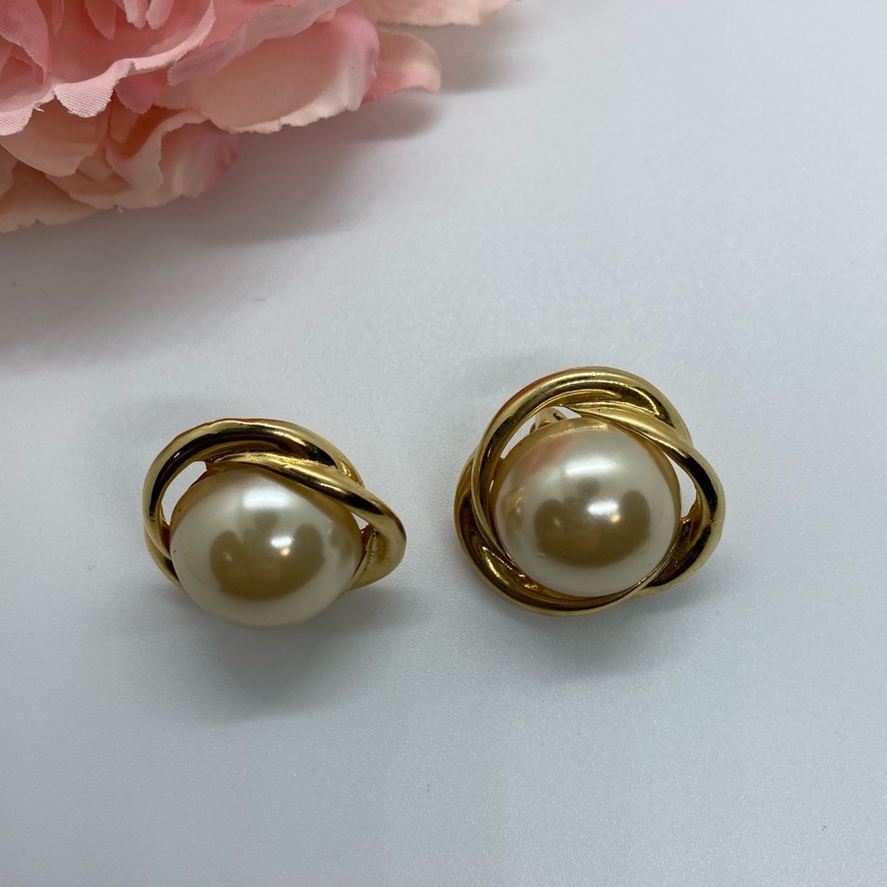 Vintage pearl & goldtoned clip earrings
